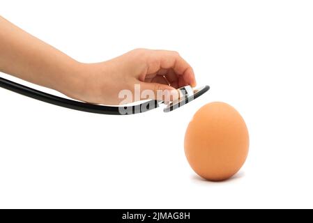 Vérification de la Santé de l'Œuf, Œuf avec stéthoscope avec fond blanc Banque D'Images