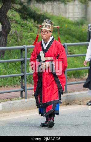 Gyeonggi-do, Corée du Sud les gardes de 22 avril 2016 protègent le village habillé de costumes traditionnels Banque D'Images