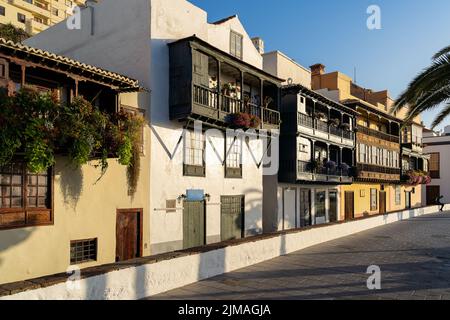 Beaux balcons coloniaux le long de l'Avenida Maritima à Santa Cruz de la Palma, îles Canaries, par une journée ensoleillée Banque D'Images