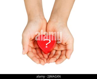 Soins cardiaques, medical concept. Coeur dans les mains d'un enfant. Isolé sur blanc. Banque D'Images