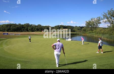 Le Callum Shinkwin d'Angleterre met sur le troisième vert pendant le deuxième jour de l'Open de Cazoo Wales au Celtic Manor Resort à Newport, pays de Galles. Date de la photo: Vendredi 5 août 2022. Banque D'Images