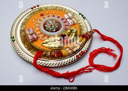 Magnifique Rakhi avec Kumkum et Chawal envoyé aux frères dans le festival Rakshabanghan. Combinaison traditionnelle de puja thaali avec Ganesha au centre Banque D'Images