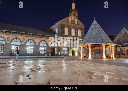 07.09.2022. Diyarbakr. Turquie. Vue à angle bas de la mosquée, grand mosquée nom local ulucami, Diyarbakir la nuit et photo sélective de foyer. Banque D'Images