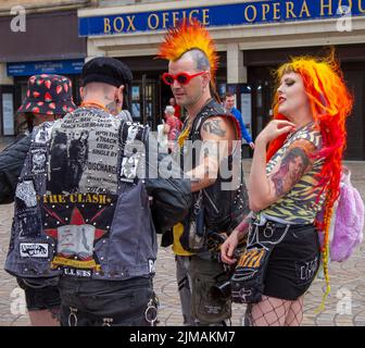 Vêtements de mode Punk à Blackpool, Lancashire, Royaume-Uni. Août 2022. La sous-culture punk, idéologies, anti-mode, Street style, anti-establishment, Mohican a teint les coiffures et les colorations au festival Punk Rebellion aux jardins d'hiver. Une protestation contre les attitudes et les comportements conventionnels, un choc des cultures anti-establishment, des mohawks, des épingles de sécurité et une charge d'attitude à la ville de bord de mer tandis que les punks participant au festival annuel de musique rock Rebellion aux jardins d'hiver se côtoient avec les vacanciers traditionnels. Banque D'Images