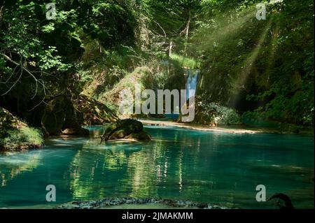 Eaux turquoises dans la rivière Urederra, Baquedano, Navarre, Espagne, Europe Banque D'Images