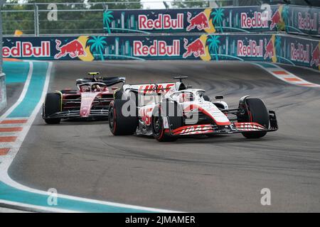 06.05.2022, Miami International Autodrome, Miami, FORMULE 1 CRYPTO.COM MIAMI GRAND PRIX, im Bild Kevin Magnussen (DNK), Haas F1 Team, Carlos Sainz Jr Banque D'Images