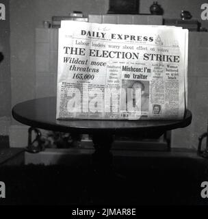 En date du 30th septembre 1959, le quotidien Express se reposant sur la table, montrant titre, la grève électorale, Wildcat Move menace 165 000. Fondé en 1900, par Sir Arhtur Pearson, le Daily Express est devenu le plus grand journal de circulation au monde sous son propriétaire Lord Beaverbrok, vendant 4 millions d'exemplaires en 1940s. À la fin de 1950s, il était toujours l'un des plus gros journaux de vente de Grande-Bretagne, au prix de 2 1/2D. En juin 2022, sa diffusion avait chuté considérablement à seulement 201, 608. Banque D'Images