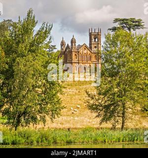 Le temple gothique sur la colline Stowe Gardens Buckinghamshire Royaume-Uni Banque D'Images