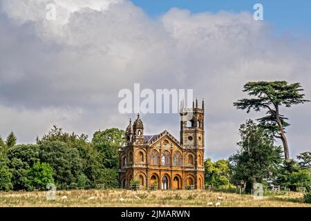 Le temple gothique sur la colline Stowe Gardens Buckinghamshire Royaume-Uni Banque D'Images