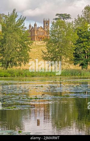 Le temple gothique sur la colline Stowe Gardens Buckinghamshire Royaume-Uni Banque D'Images