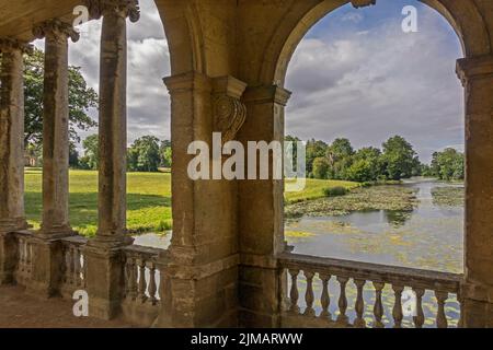 Vue depuis le Palladian Bridge Stowe Gardens Buckingham UK Banque D'Images