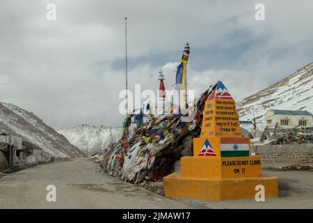 Changla Pass, Inde 09 avril 2022 - drapeau indien monté sur panneau de signalisation au col de Changla dans la ville de Ladakh Leh en Inde, est la deuxième route de montagne la plus haute dans Banque D'Images