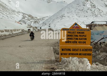 Changla Pass, Inde 09 avril 2022 - drapeau indien monté sur panneau de signalisation au col de Changla dans la ville de Ladakh Leh en Inde, est la deuxième route de montagne la plus haute dans Banque D'Images