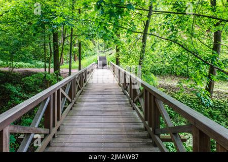 Pont en bois menant à la colline Vytautas, Birstonas, Lituanie Banque D'Images