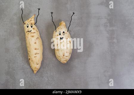 Grand concept de la saine alimentation, la patate douce sur fond gris, béton poli. Banque D'Images