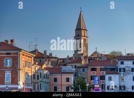 Izola, le beffroi et l'église de Saint Maur - Slovénie Banque D'Images