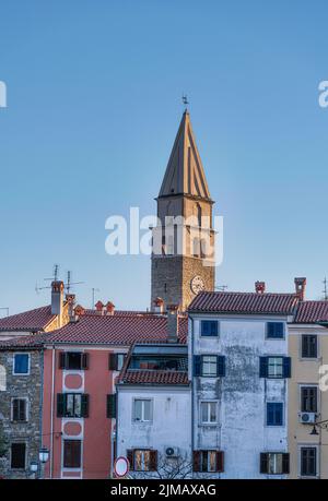 Izola, le beffroi et l'église de Saint Maur - Slovénie Banque D'Images