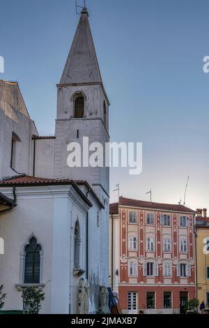 Izola, le beffroi et l'église de Saint Maur - Slovénie Banque D'Images