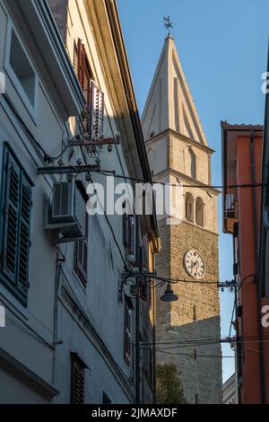 Izola, le beffroi et l'église de Saint Maur - Slovénie Banque D'Images