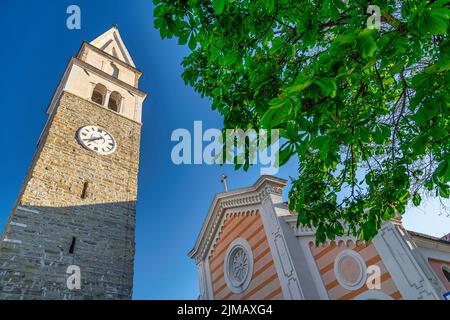 Izola, le beffroi et l'église de Saint Maur - Slovénie Banque D'Images