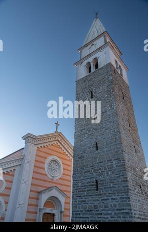 Izola, le beffroi et l'église de Saint Maur - Slovénie Banque D'Images