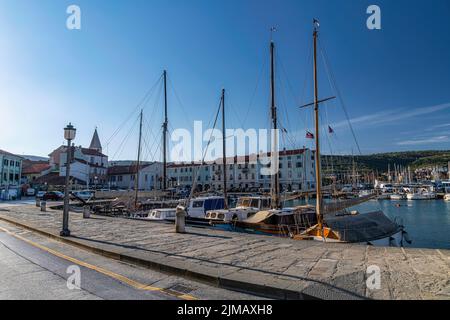 Lever de soleil sur le port de plaisance d'Izola, Slovénie Banque D'Images