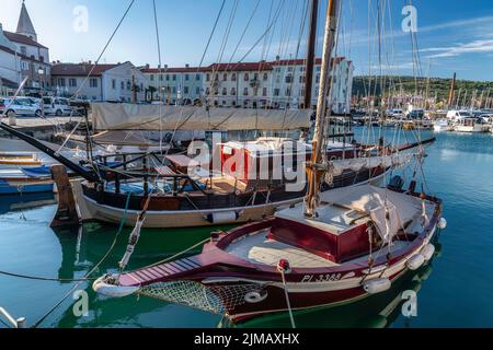 Lever de soleil sur le port de plaisance d'Izola, Slovénie Banque D'Images