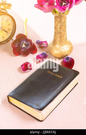 Sainte Bible et vieil or réveil sur table en bois Banque D'Images