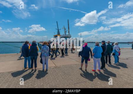 Passagers de ligne qui emprennent des touristes à l'île de haute mer Heligoland, Mer du Nord, Schleswig-Holstein, Allemagne du Nord, Europe Banque D'Images