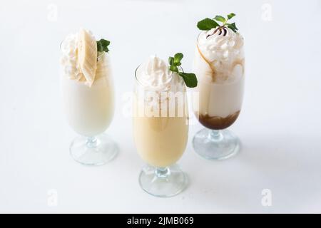 assortiment de milk-shakes, disposition minimale, trois verres Banque D'Images