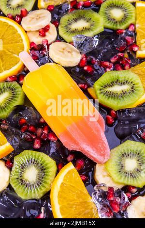 Glace à la popsicle aux fruits sur fond noir Banque D'Images