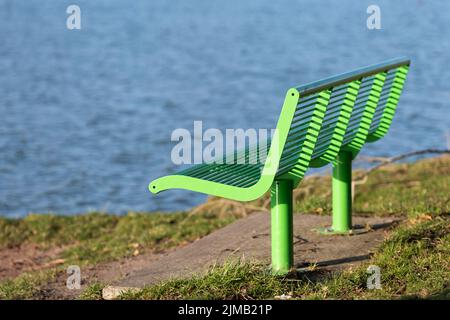 Banc vert sur le front de mer Banque D'Images