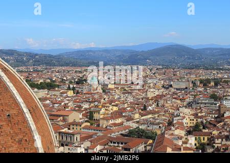 FLORENCE, ITALIE - 12 SEPTEMBRE 2018 : il s'agit d'une vue aérienne de la vieille ville (grande synagogue de Florence) depuis la hauteur de la tour Giotto Bell. Banque D'Images