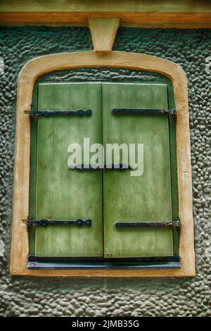 Une photo verticale d'une ancienne fenêtre en bois vert vintage Banque D'Images