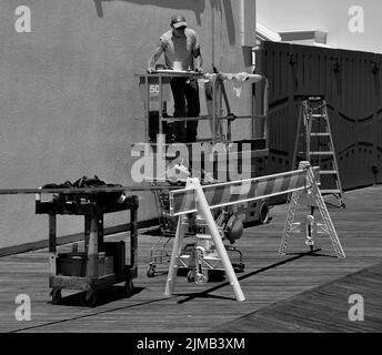 Photo en niveaux de gris d'un homme travaillant sur un échafaudage à Atlantic City, New Jersey, USA Banque D'Images