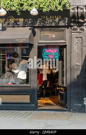 Photo verticale d'une salle de soins Ted Baker, King's Road, Chelsea, Londres, Royaume-Uni Banque D'Images