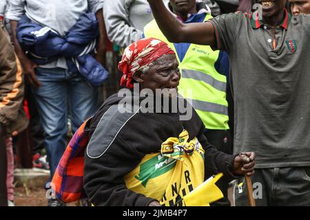 Nakuru, Kenya. 05th août 2022. Un partisan du candidat à la présidence kényan Kwanza réagit lors d'un rassemblement de campagne à Nakuru Town. Le Kenya se dirige vers des élections législatives la semaine prochaine, après des mois de campagnes politiques qui se terminent officiellement sur 6 août 2022. Crédit : SOPA Images Limited/Alamy Live News Banque D'Images