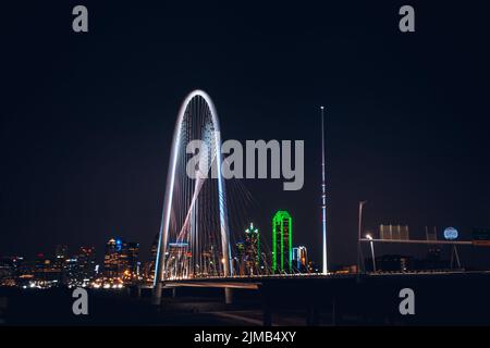 Une vue magnifique sur le pont Margaret Hunt Hill pendant minuit Banque D'Images