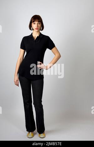 Une femme à cheveux courts portant une chemise et un pantalon noirs Banque D'Images