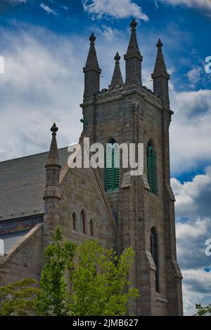 Un gros plan vertical de la tour de l'église de St. Mary sur Broadway à Providence, Rhode Island Banque D'Images