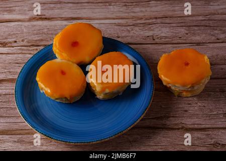 tortas locas, gâteau fou typique de l'espagne andalouse sur une assiette bleue sur un fond en bois Banque D'Images