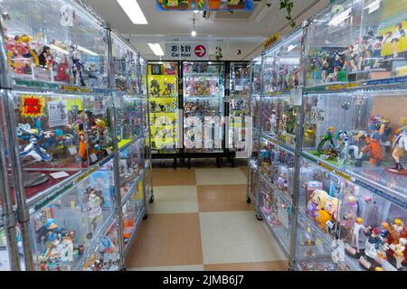 Akihabara, Japon- 18 septembre 2020: Plusieurs figures d'anime sont en vente dans un magasin de location de cas à Akihabara. Banque D'Images