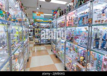 Akihabara, Japon- 18 septembre 2020: Plusieurs figures d'anime sont en vente dans un magasin de location de cas à Akihabara. Banque D'Images