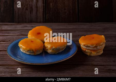 tortas locas, gâteau fou typique de l'espagne andalouse sur une assiette bleue sur un fond en bois Banque D'Images