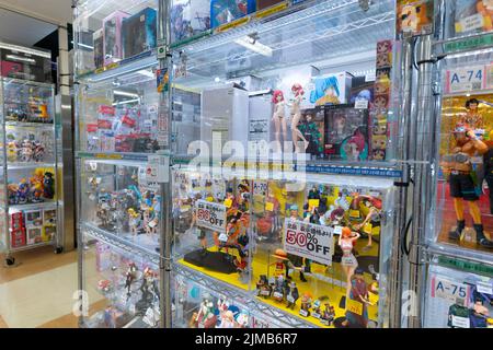 Akihabara, Japon- 18 septembre 2020: Plusieurs figures d'anime sont en vente dans un magasin de location de cas à Akihabara. Banque D'Images