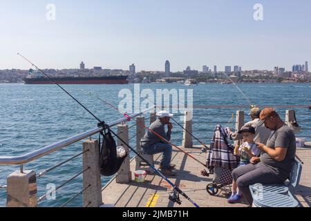 Une personne qui pêchent à Uskudar Istanbul, turquie Banque D'Images