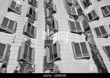 La façade en métal miroir des bâtiments Gehry au Media Harbour à Düsseldorf, en Allemagne Banque D'Images