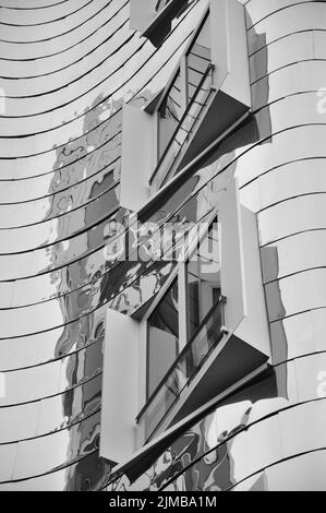 La façade en métal miroir des bâtiments Gehry au Media Harbour à Düsseldorf, en Allemagne Banque D'Images