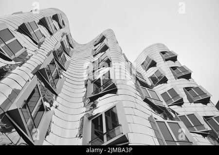 La façade en métal miroir des bâtiments Gehry au Media Harbour à Düsseldorf, en Allemagne Banque D'Images