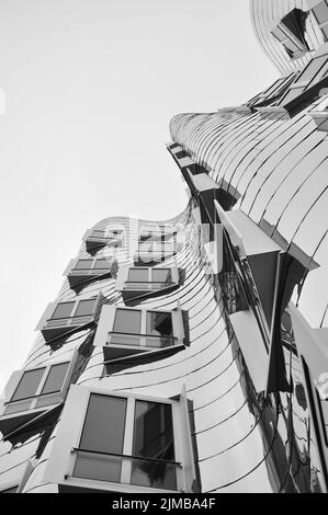 La façade en métal miroir des bâtiments Gehry au Media Harbour à Düsseldorf, en Allemagne Banque D'Images